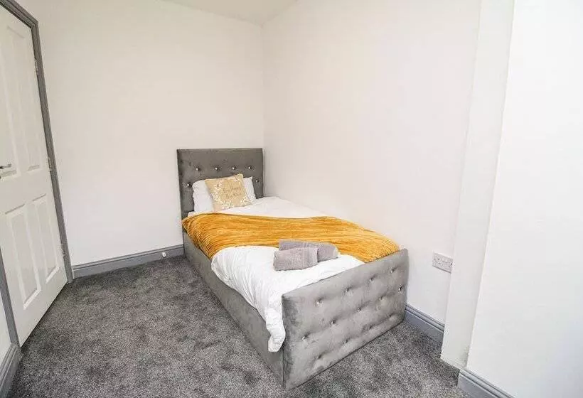اقامتگاه Remarkable 4 Bed House In Bradford