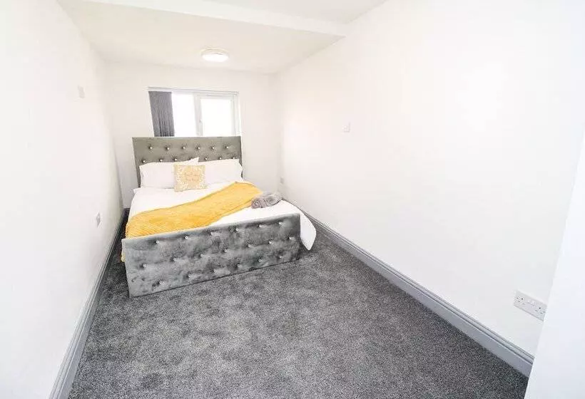 اقامتگاه Remarkable 4 Bed House In Bradford