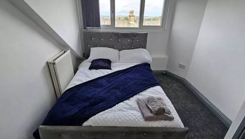اقامتگاه Remarkable 4 Bed House In Bradford