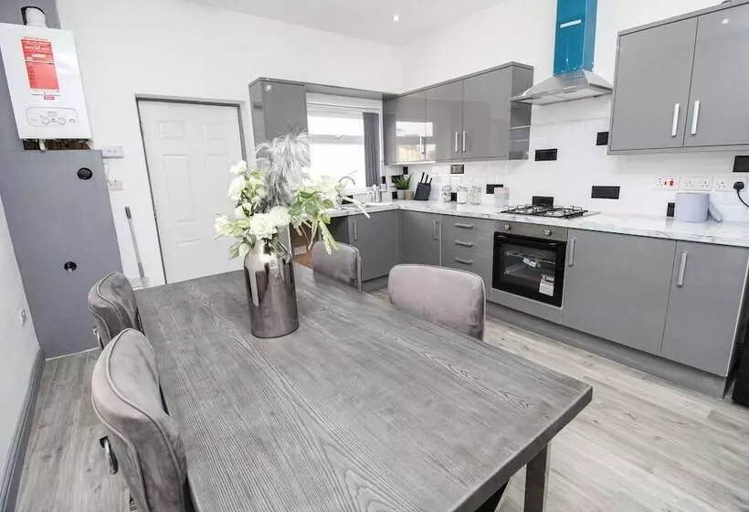 اقامتگاه Remarkable 4 Bed House In Bradford