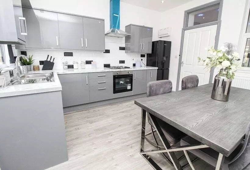 اقامتگاه Remarkable 4 Bed House In Bradford