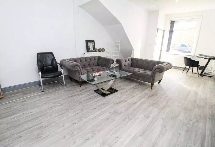 اقامتگاه Remarkable 4 Bed House In Bradford