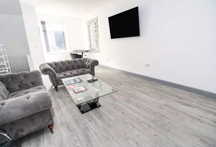 اقامتگاه Remarkable 4 Bed House In Bradford