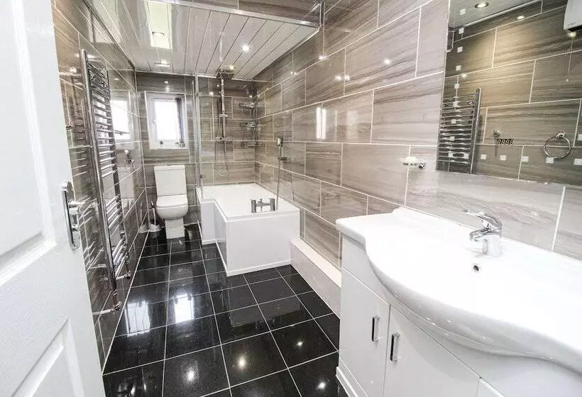 اقامتگاه Remarkable 4 Bed House In Bradford