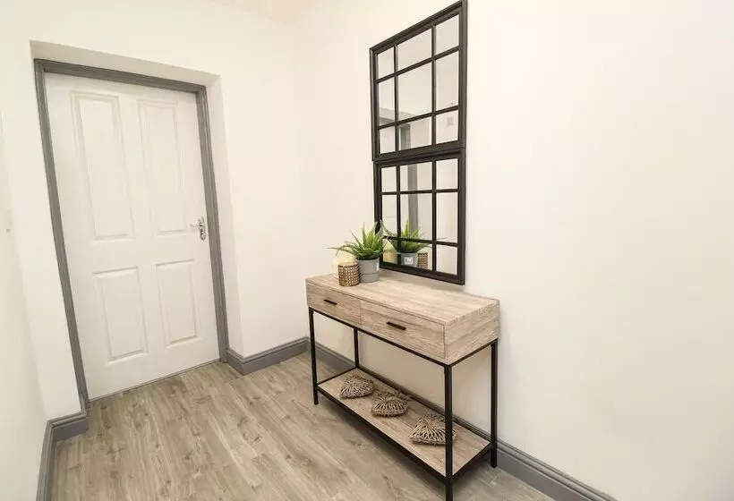 اقامتگاه Remarkable 4 Bed House In Bradford