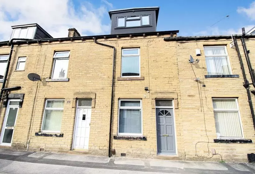 اقامتگاه Remarkable 4 Bed House In Bradford