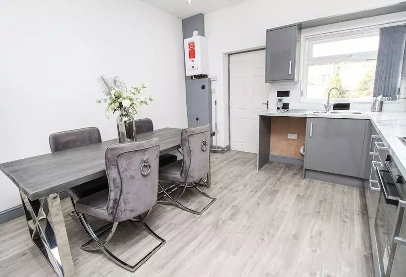 اقامتگاه Remarkable 4 Bed House In Bradford
