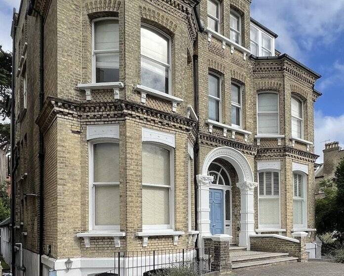 اقامتگاه Stunning Victorian Mansion Apartment