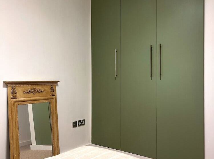 اقامتگاه Stunning Victorian Mansion Apartment