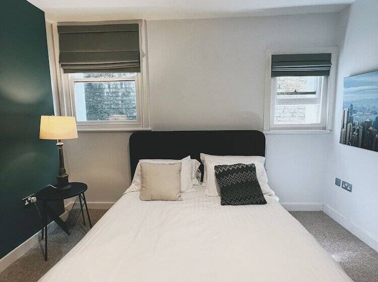 اقامتگاه Stunning Victorian Mansion Apartment