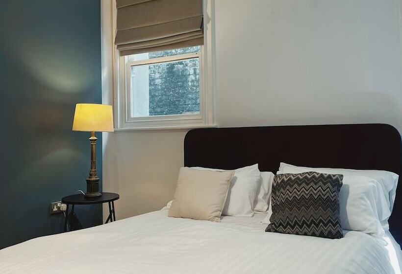 اقامتگاه Stunning Victorian Mansion Apartment