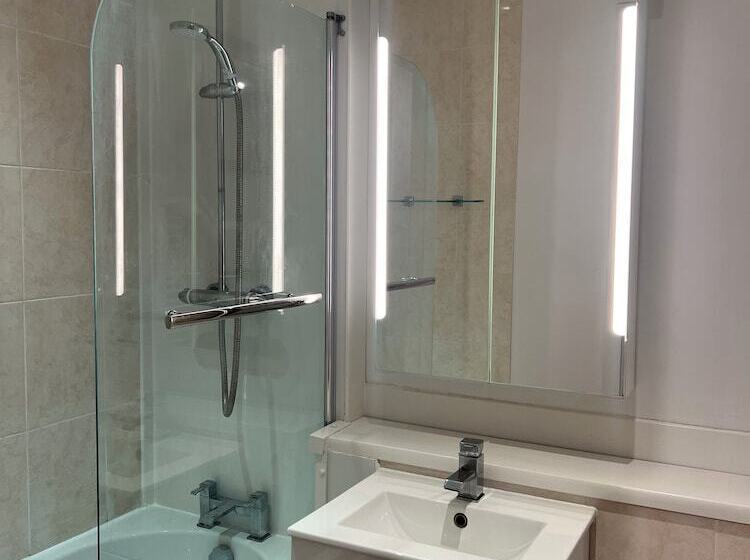 اقامتگاه Stunning Victorian Mansion Apartment