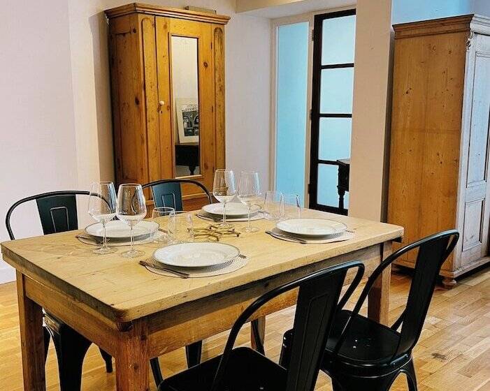 اقامتگاه Stunning Victorian Mansion Apartment