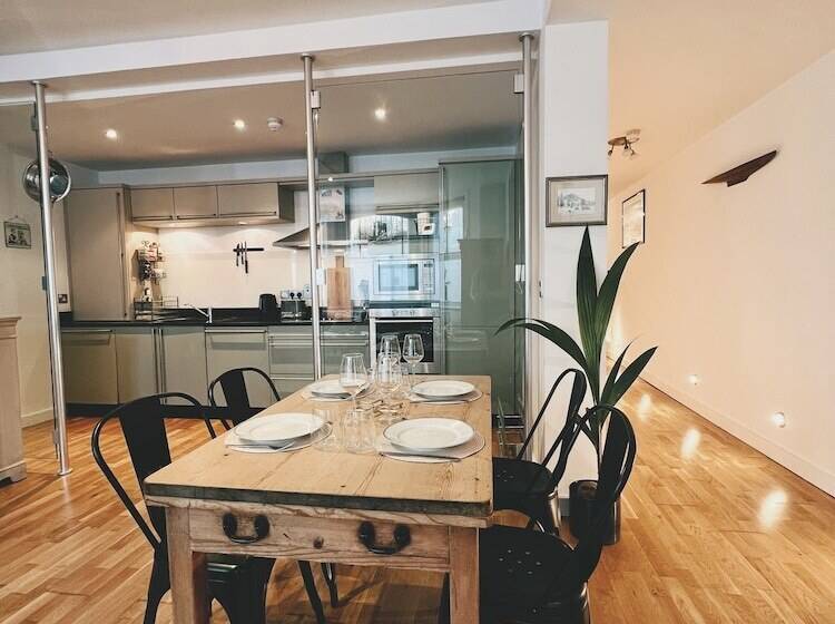 اقامتگاه Stunning Victorian Mansion Apartment