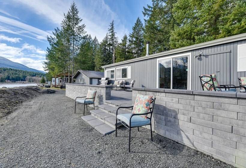 Riverfront Home W/ Deck, Near Mount Rainier!