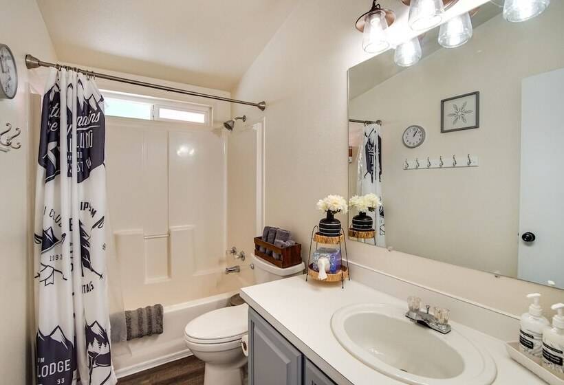 Riverfront Home W/ Deck, Near Mount Rainier!