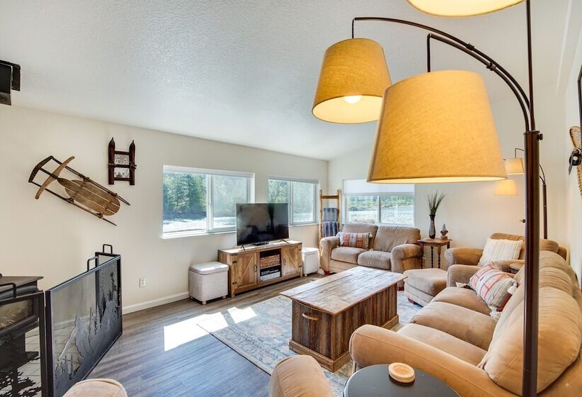 Riverfront Home W/ Deck, Near Mount Rainier!
