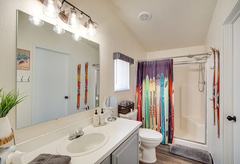 Riverfront Home W/ Deck, Near Mount Rainier!