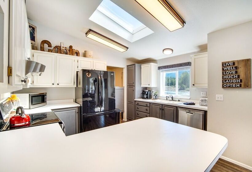 Riverfront Home W/ Deck, Near Mount Rainier!