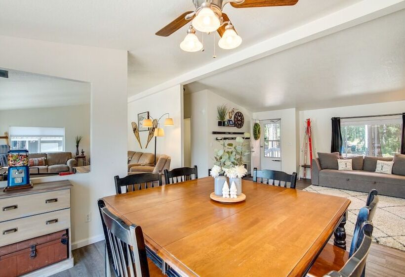 Riverfront Home W/ Deck, Near Mount Rainier!