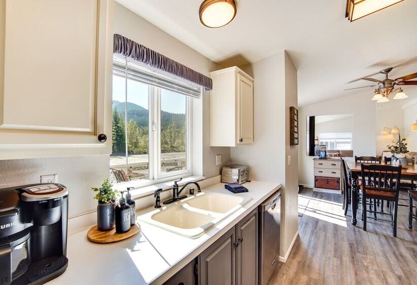 Riverfront Home W/ Deck, Near Mount Rainier!