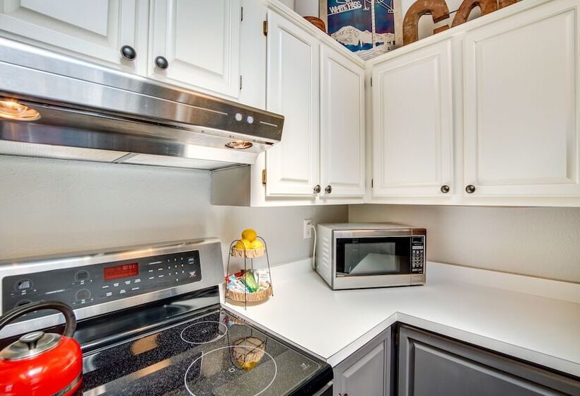 Riverfront Home W/ Deck, Near Mount Rainier!