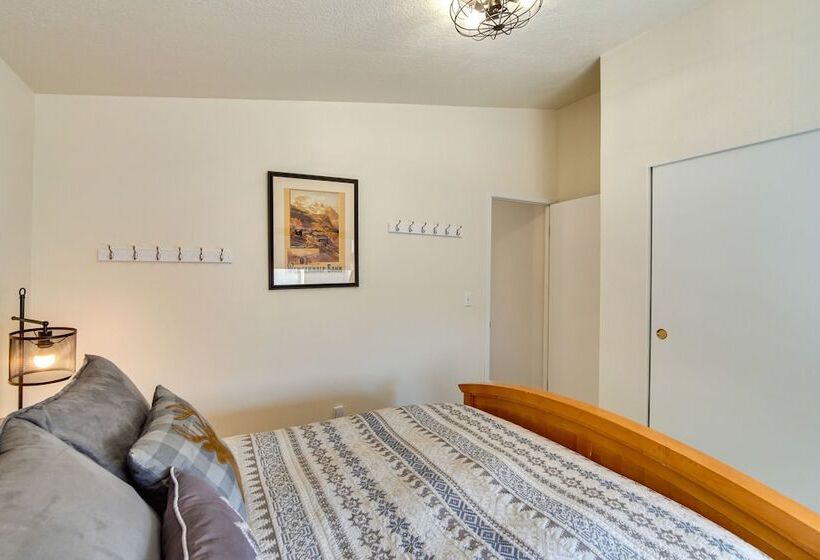 Riverfront Home W/ Deck, Near Mount Rainier!