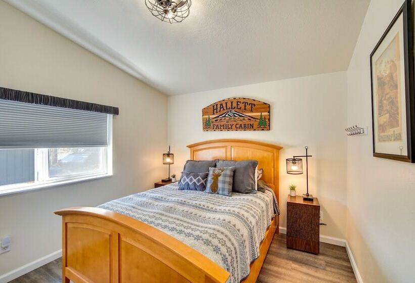 Riverfront Home W/ Deck, Near Mount Rainier!