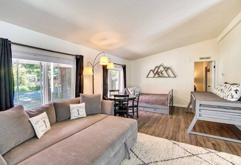 Riverfront Home W/ Deck, Near Mount Rainier!