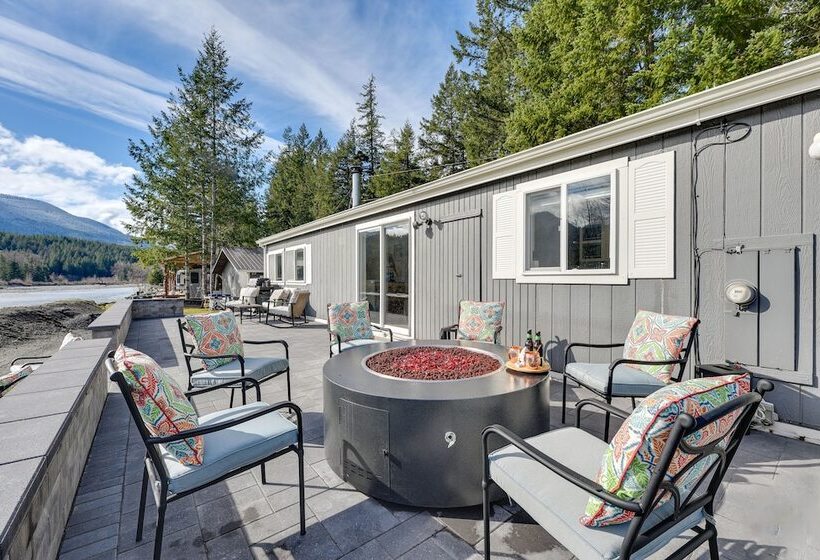 Riverfront Home W/ Deck, Near Mount Rainier!