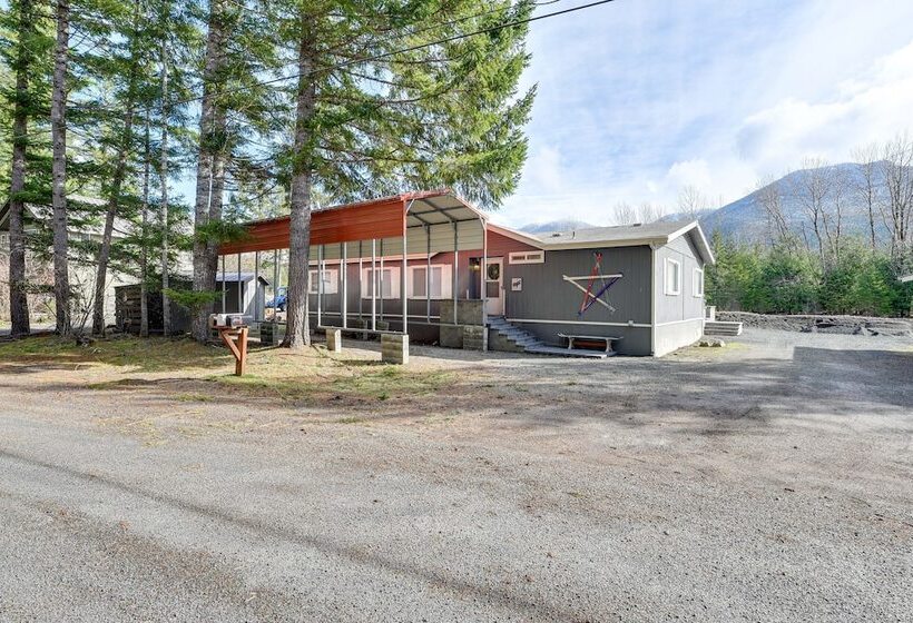 Riverfront Home W/ Deck, Near Mount Rainier!