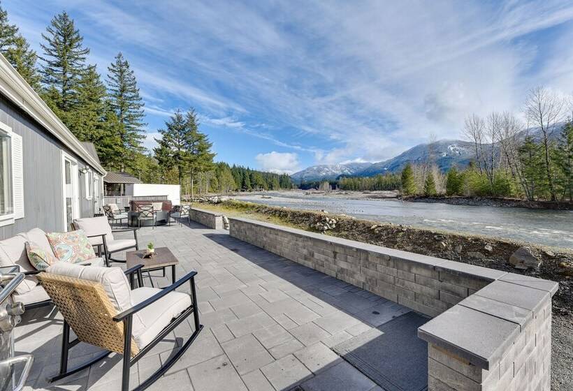 Riverfront Home W/ Deck, Near Mount Rainier!