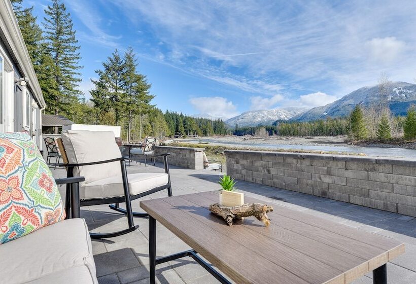 Riverfront Home W/ Deck, Near Mount Rainier!
