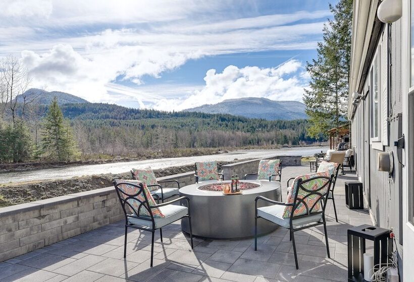 Riverfront Home W/ Deck, Near Mount Rainier!