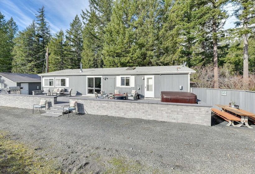 Riverfront Home W/ Deck, Near Mount Rainier!