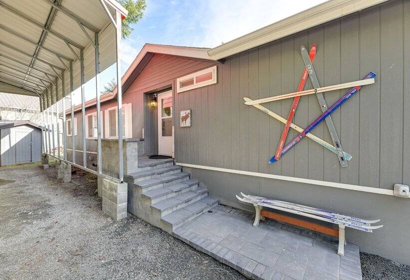 Riverfront Home W/ Deck, Near Mount Rainier!