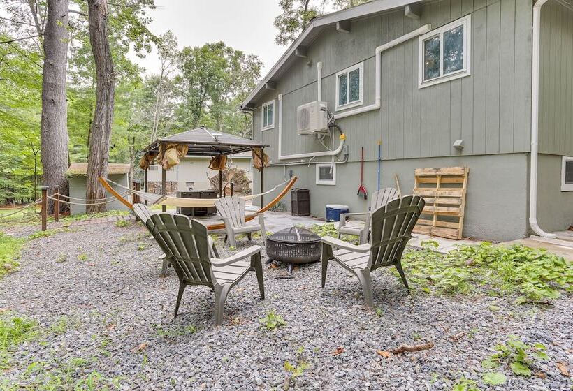 East Stroudsburg Home Near Skiing & Del Water Gap!