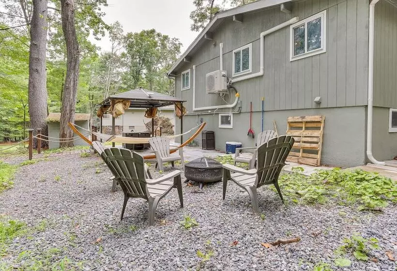 East Stroudsburg Home Near Skiing & Del Water Gap!