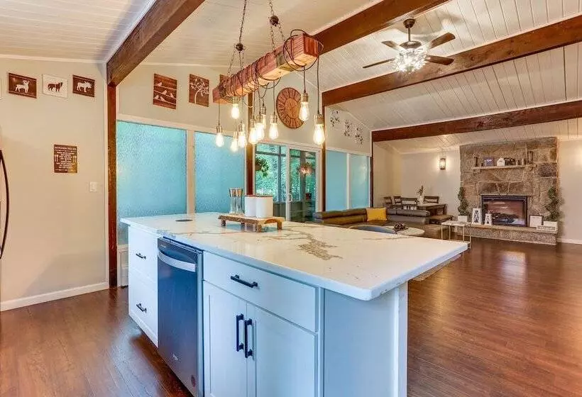 East Stroudsburg Home Near Skiing & Del Water Gap!