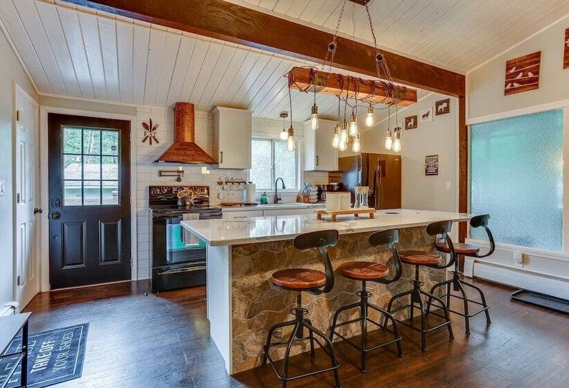 East Stroudsburg Home Near Skiing & Del Water Gap!