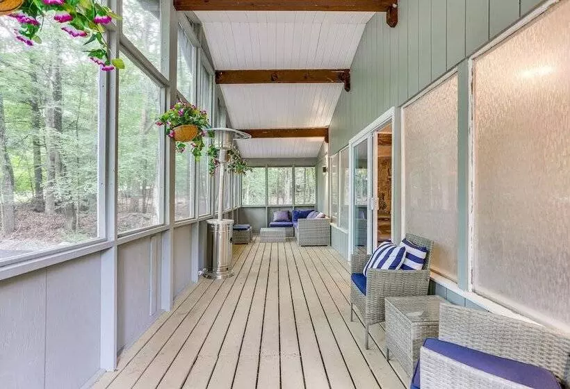 East Stroudsburg Home Near Skiing & Del Water Gap!