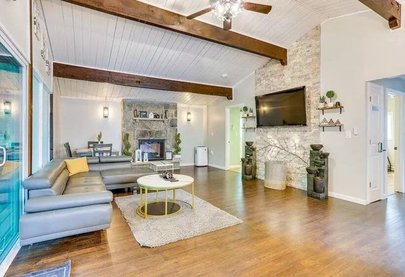 East Stroudsburg Home Near Skiing & Del Water Gap!