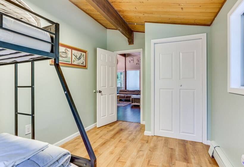 East Stroudsburg Home Near Skiing & Del Water Gap!