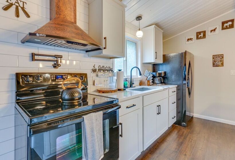 East Stroudsburg Home Near Skiing & Del Water Gap!