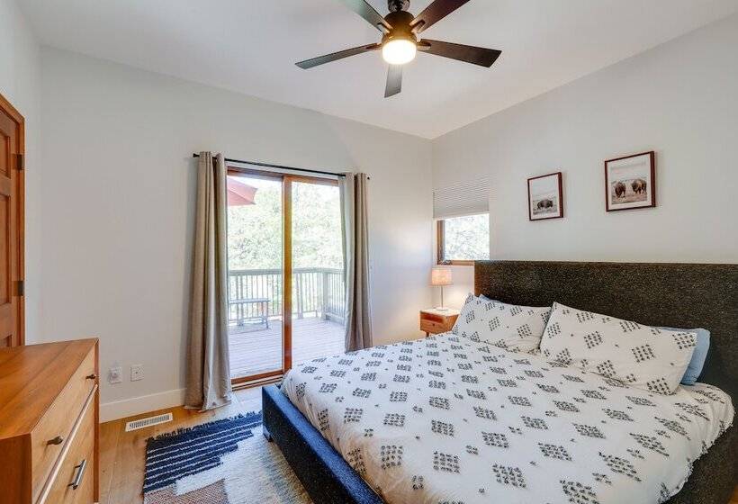 Spacious Flagstaff Cabin W/ Hot Tub & Fire Pit!