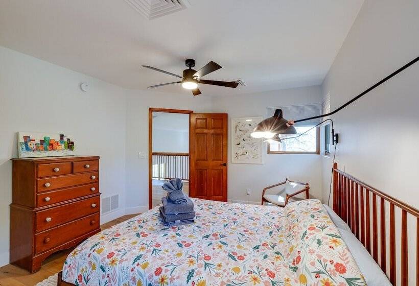 Spacious Flagstaff Cabin W/ Hot Tub & Fire Pit!