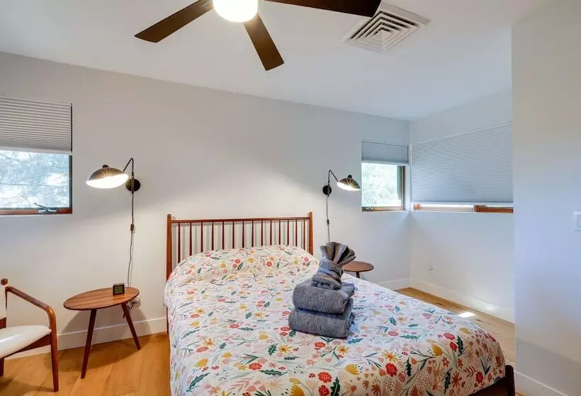 Spacious Flagstaff Cabin W/ Hot Tub & Fire Pit!