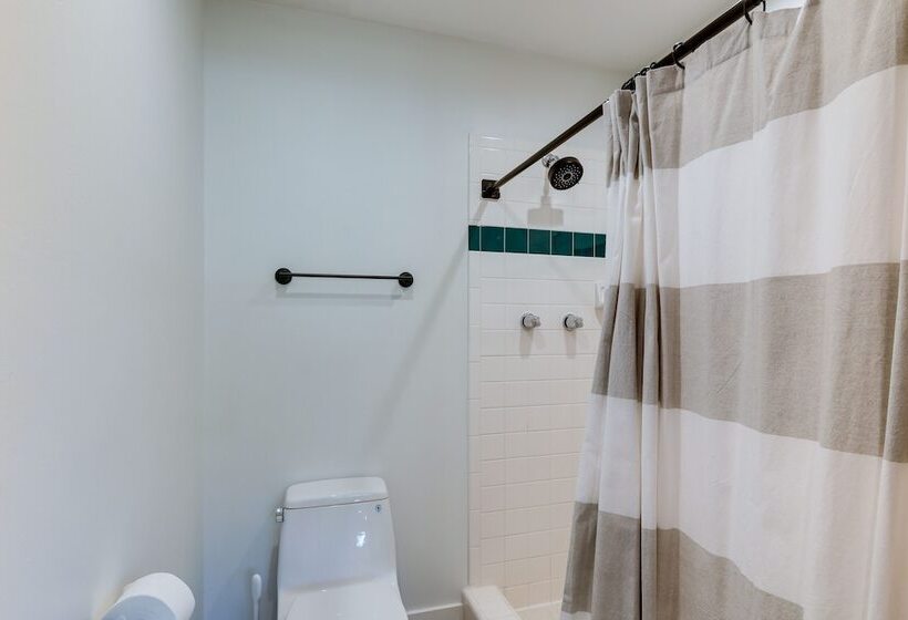 Spacious Flagstaff Cabin W/ Hot Tub & Fire Pit!