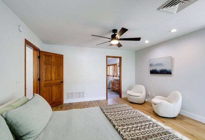 Spacious Flagstaff Cabin W/ Hot Tub & Fire Pit!