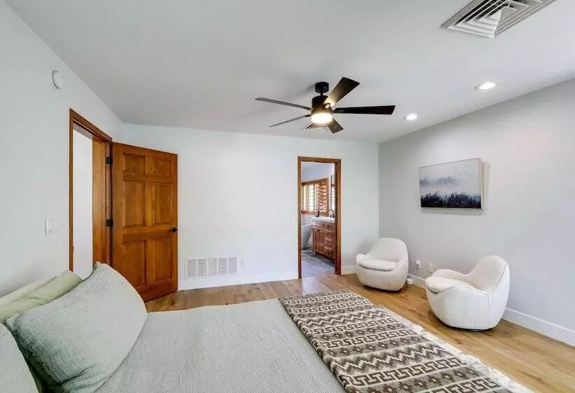 Spacious Flagstaff Cabin W/ Hot Tub & Fire Pit!